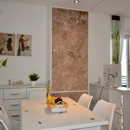 Apartman With Spacious Terrace / 2 Bedrooms Póla