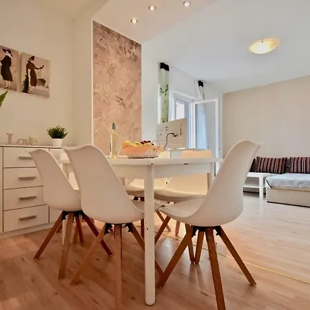 Apartman With Spacious Terrace / 2 Bedrooms Póla