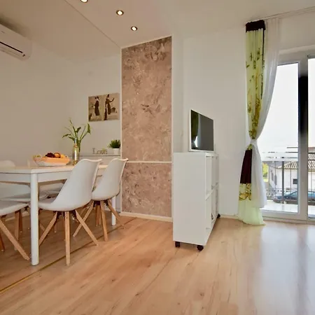 With Spacious Terrace / 2 Bedrooms Apartman
